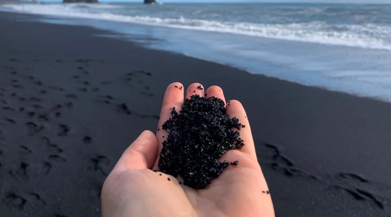 Avuç içinde manyetik kum