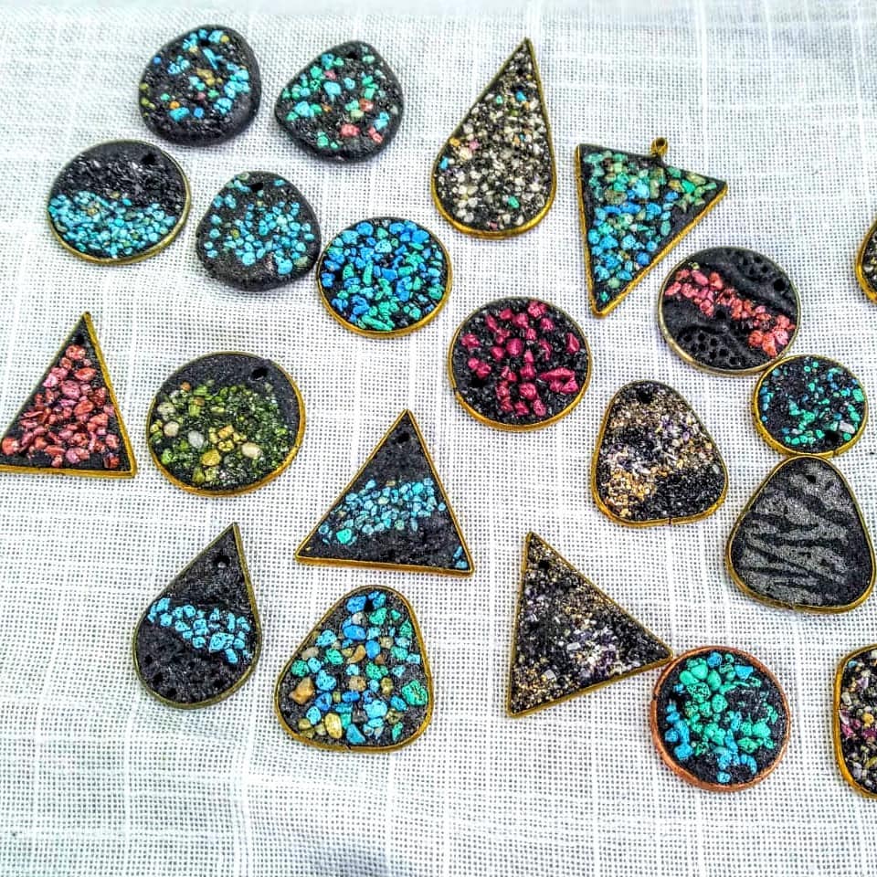 Manyetik kum üzerinde doğal taşlar